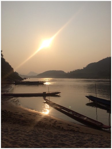 Coucher du soleil sur le Mékong. 