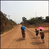 Kurt transportant sur son vélo sans vitesse une petite fille fatiguée de marcher. : by finally, Views[290]