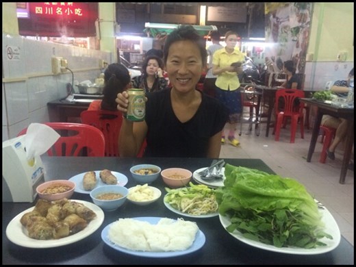 Resto vietnamien à Vientiane où ils ne servent que des rouleaux de printemps et Nems, quel festin! ;-) 