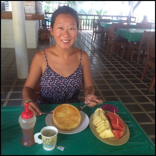 Great breakfast (pineapple honey pancake with fresh fruit)! Yummy! :-) 