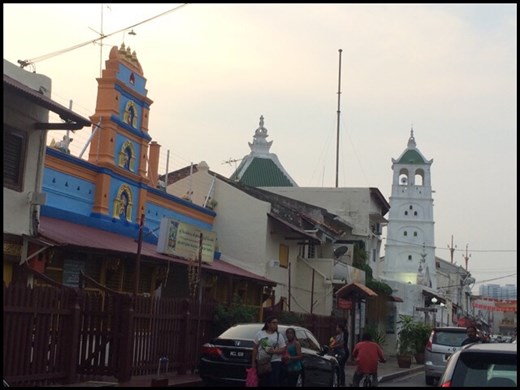 Temple indien et mosquée dans la même rue à Malacca. 