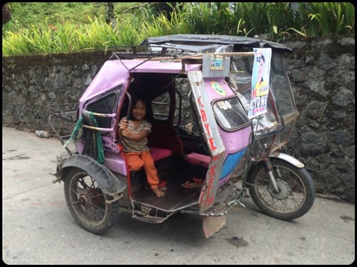 Trop choue la petite fille! :-) C'est ce genre de sourire auquel nous avions le droit tous les jours et plusieurs fois par jour par autant les enfants que les adultes. :-)
