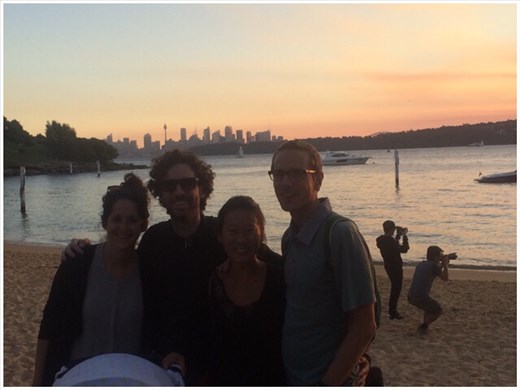 Avec nos amis lors du coucher du soleil sur une des plages de Sydney. 