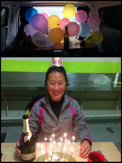 AF n'aurait jamais pensé fêter un deuxième anniversaire autour du monde et surtout pas dans une cuisine commune d'un site de camping pendant l'hiver en Nouvelle-Zélande. Kurt avait gonflé plein de ballons dans le camper van, quelle belle surprise! ;-) 