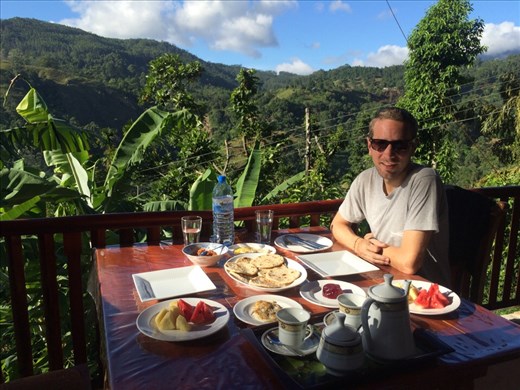 Delicious Sri Lankan breakfast with a great view in our hotel in Ella. 