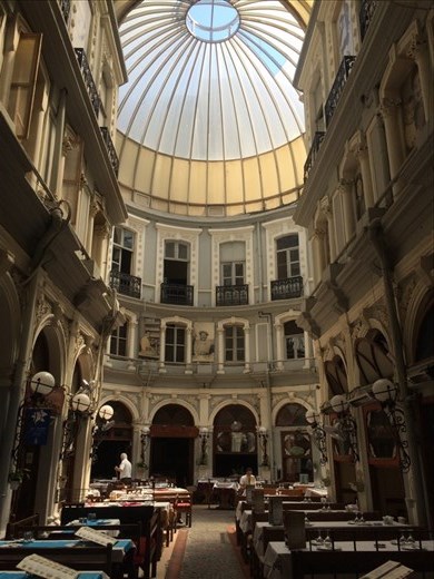 On se croirait vraiment parfois à Paris.