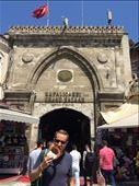 En train de manger un simit, genre de bretzel géant qui se vend partout dans les rues. Photo prise devant le grand bazar qui est l'un des plus grands bazars au monde, réparti sur 200 000 m², possédant 4 000 boutiques, situé le long de 58 rues intérieures auxquelles on accède par 18 portes. : by finally, Views[396]