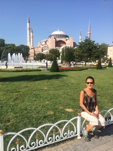 Devant la fameuse Sainte-Sophie. Elle est une grande église chrétienne de Constantinople construite dans un premier temps au IV siècle, puis reconstruite bien plus grande au VI siècle où elle a acquis sa forme actuelle. Elle est devenue mosquée au XV siècle sous Mehmet II.Depuis 1934, elle n'est plus un lieu de culte mais un musée.