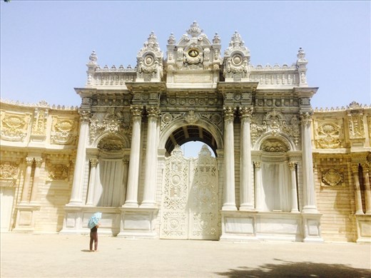Le palais de Dolmabahçe a été la résidence du sultan de 1853 à 1922, à l'exception d’une vingtaine d’années, entre 1889 et 1909, où fut utilisé le palais de Yıldız. Alors centre administratif de l'Empire ottoman, c'est aujourd'hui un musée. 