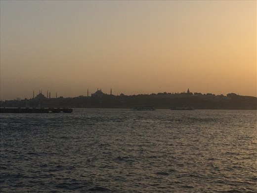 Coucher du soleil sur le Bosphore qui fait ressortir les silhouettes des multiples mosquées d'Istanbul. 