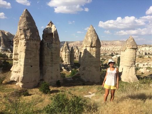 Dans un paysage saisissant modelé par l'érosion, la vallée de Göreme et ses environs abritent des sanctuaires rupestres, témoignages de l'art byzantin de la période post-iconoclaste, ainsi que des habitations, des villages troglodytiques et des villes souterraines, vestiges d'un habitat humain traditionnel dont les débuts remontent au IV siècle.