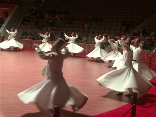 Cérémonie des derviches tourneurs à Konya. On s'est demandé comment ils ne tombaient pas d'étourdissement après avoir tourner si longtemps. 