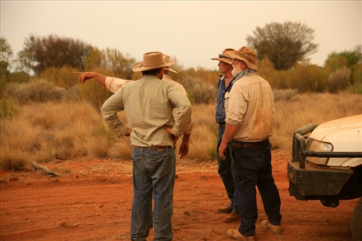 The 3 Fire wardens talk to Dan  Hoch manager of Dynevor Downs Station (in the blue shirt) about how best to start fighting the fire.