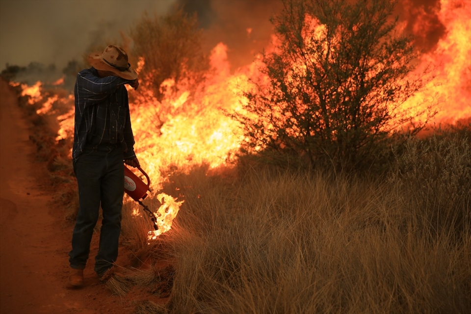 Dan Hoch the manger of Dynevor Downs Station back burns to try and get this massive fire under controle.
back burning is the only way to controle fires of this size. 