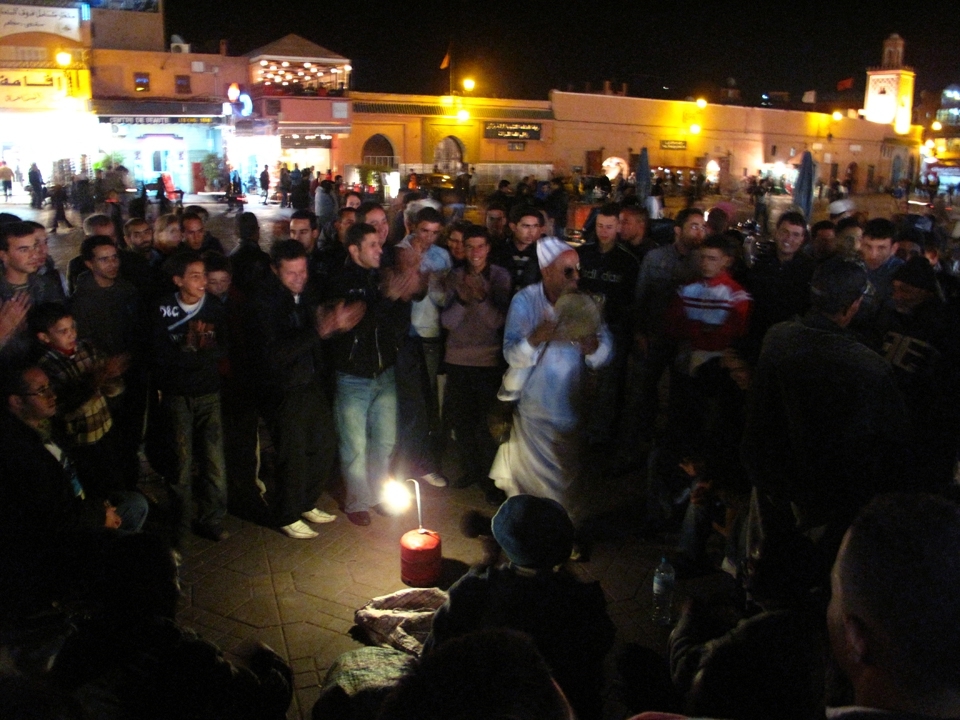 This Moroccan storyteller narrates a world full of adventures and travels through ancient oral tradition that enables the audience to escape the banality of everyday life. The propane-powered lamp illuminates the circle of young men capturing facial details well into the night.