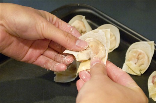 Folding wontons for boiling