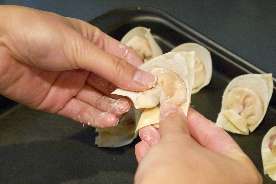 Folding wontons for boiling