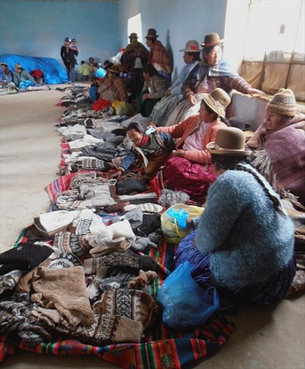 Cochaquinray. Sales time, Beautiful alpaca knitted goods