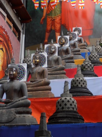Buddhas and stupas at Gangaramaya temple, Colombo