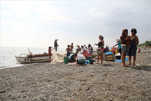 START OF THE DAY.  Fisherfolks have started sorting the fish captured from their first catch.