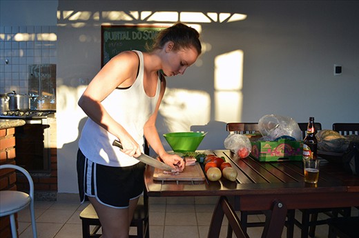 After putting the meat in the pressure cooker, cut the other ingredients.
