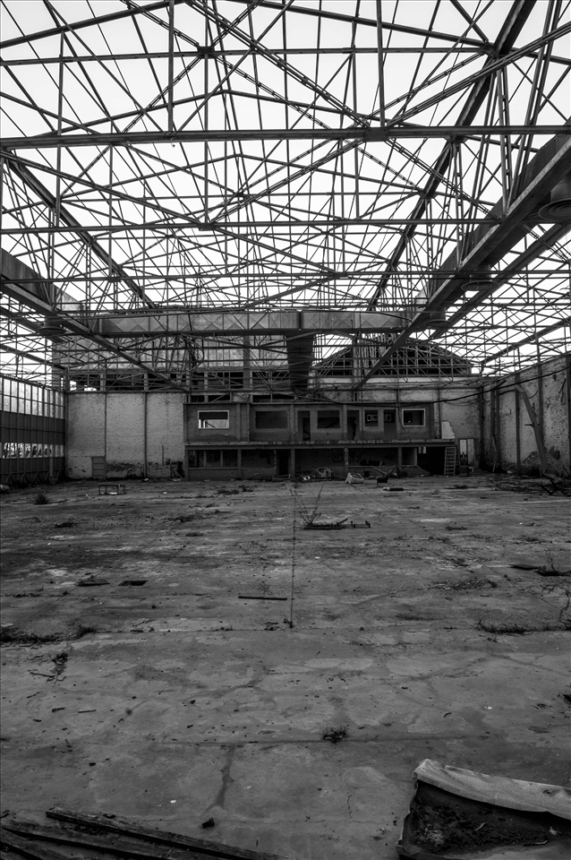 In front there is a control point to put aircraft in the camion to transport it.