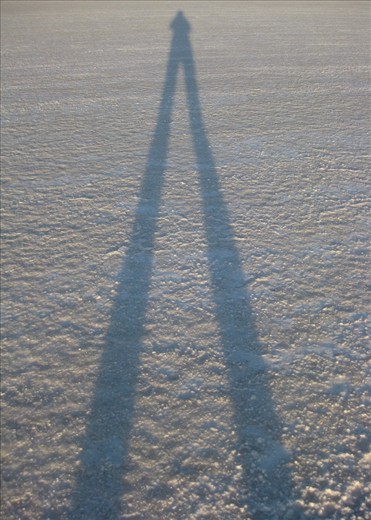 Early in the morning, when shadows are so long and colours are so subtle, on a ground of… sand? Snow? No, just salt! A limitless stretch of salt. 