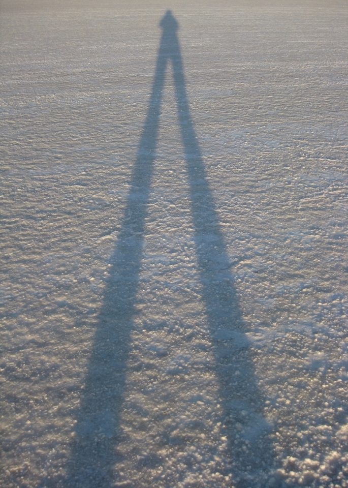Early in the morning, when shadows are so long and colours are so subtle, on a ground of… sand? Snow? No, just salt! A limitless stretch of salt. 