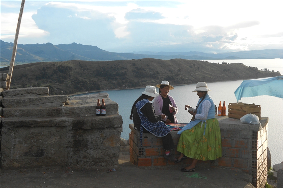 Cards, beers and sunset. Copacabana Mirador. On top of the hill some ladies were washing the fatigue of the day smiling. Always refreshing. 
