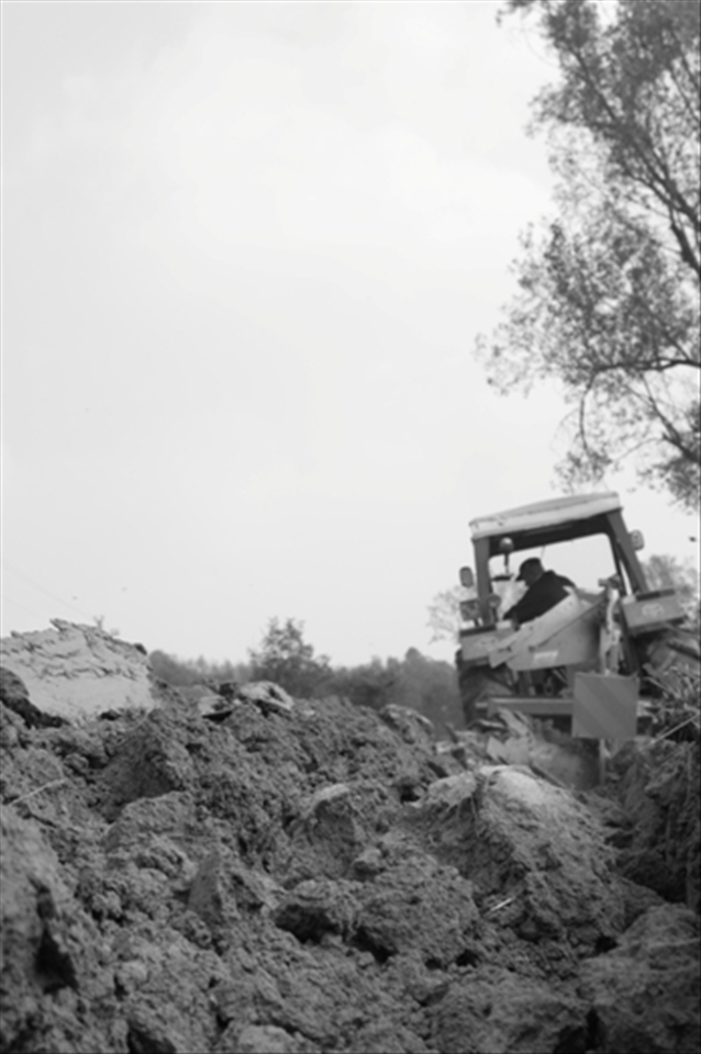 A FARMER WORKS HIS FIELDS NOT FAR FROM MONCESTINO VILLAGE. MONCESTINO DOMINATES VERCELLI'S AND CASALE'S PLAN, AND IT IS INHABITED BY FEW HUNDREDS PEOPLE, ALWAYS TIED TO AGRICULTURAL WORLD TRADITIONS.