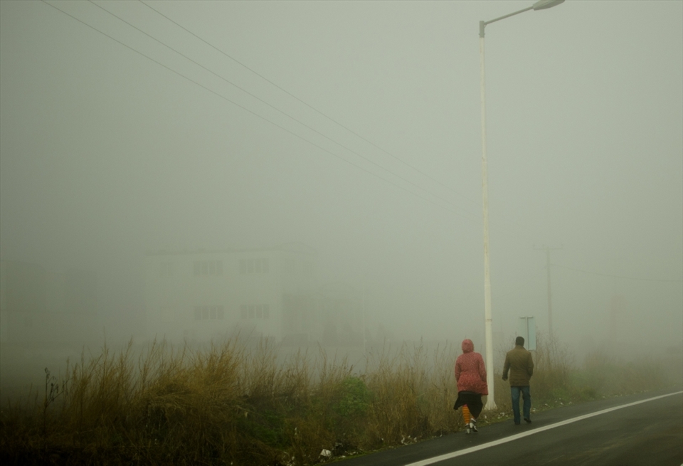 This one was taken ealier on the road, when we passed through thick fog. The landscape changed completely and became very alien and eerie, but these two people walking added a nice touch to the scenery. 