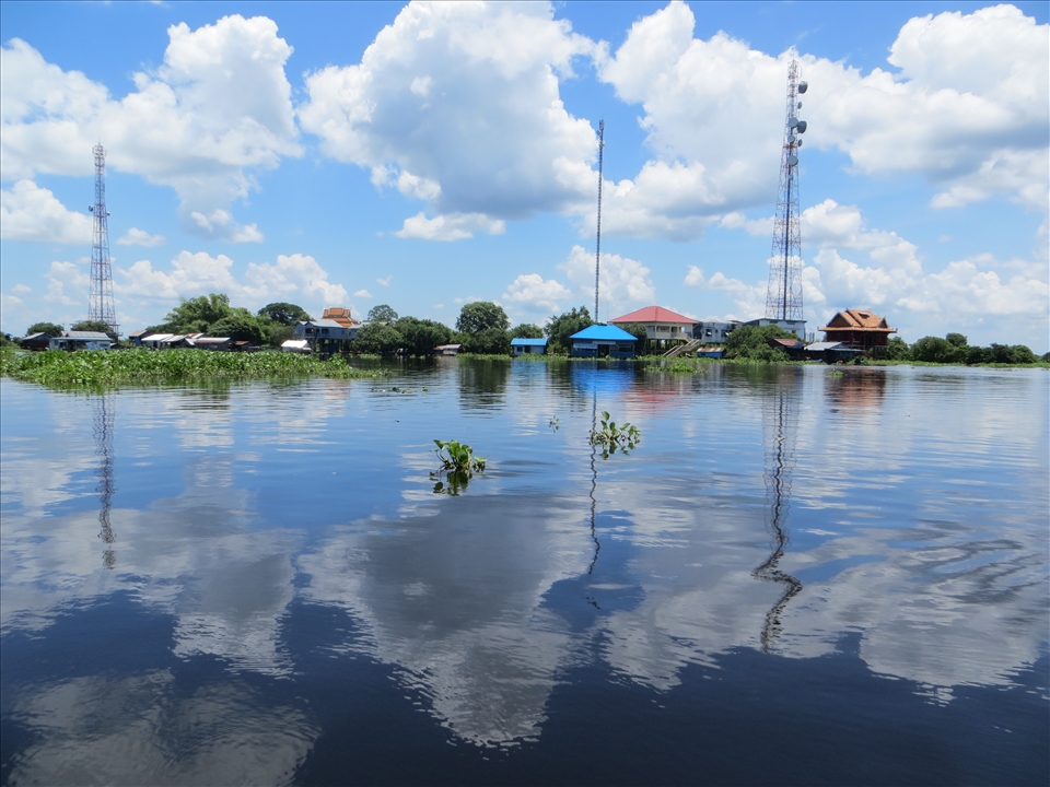 floating villages on the Tonle Sap