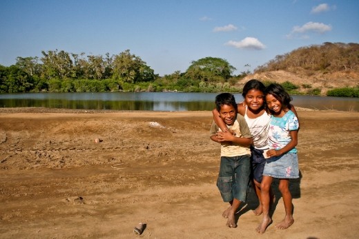 This photo was taken when this group of children returned from school. That day (like many others) the teacher couldn´t come, so they decided to go swimming and cut mangos. I thought those days they learned much more than being in the classroom.