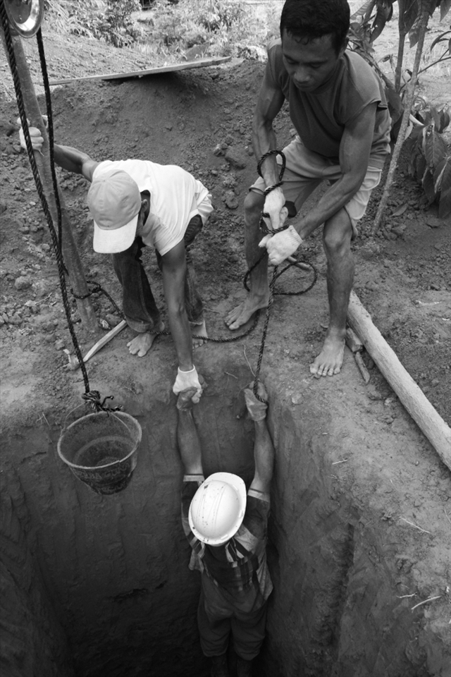 The deeper the pit got, the harder it was to climb up, and down to the do the soil sampling.  I could not help to laugh every time the tried to reach me, either with ropes, trees that have been cut down, and sometimes they even climbed up and down like spiders. Thank God they were not injured in any way. Samples were taken for every meter using a geological hammer, a bucket and a helping pulley. Finally, I was taken out from my colony.