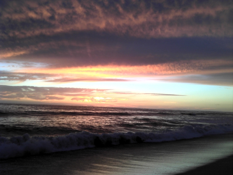 A walk beside the shore seeing the sunset. 