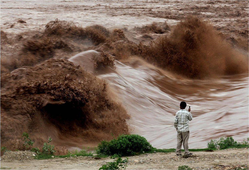 Hut of this man is under the heavy tide of the flood