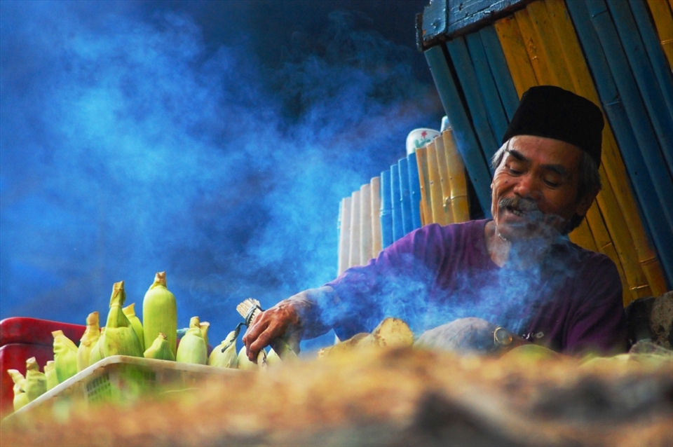 Getting hungry after the journey surrounding the forest. Try the traditional grilled corn