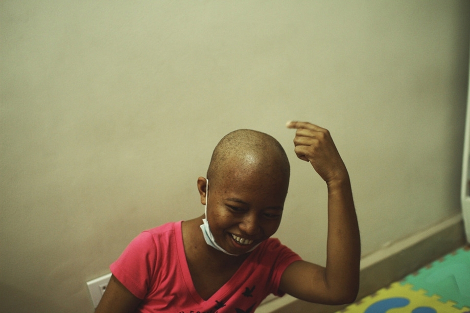 This is Leslie (not her real name), one of the cancer patients undergoing chemotherapy that are staying in Tahan-tahanan. It's a half-way house wherein indigent patients, together with their families, can stay during their regular therapies and medical treatments.