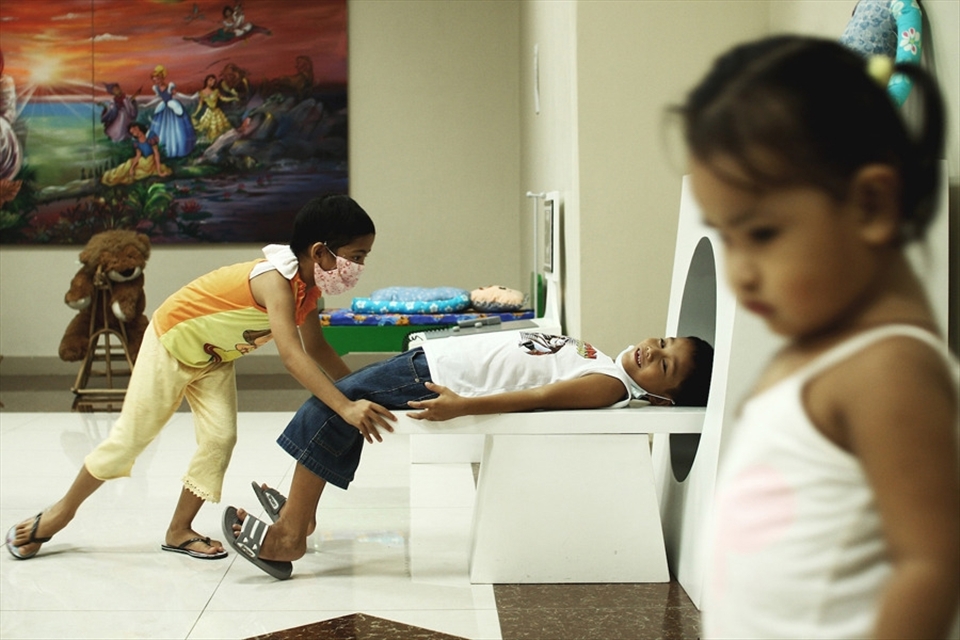 Patients playing with the toy MRI machine, a gift from one of the donors to familiarize the kids with medical equipment. Play-therapy with hospital-inspired toys eases the anxiety every time they undergo treatments. Although its location is a bit dark and somber (the basement level of the East Avenue Medical Center), the atmosphere instantly changes whenever you see kids running around laughing.