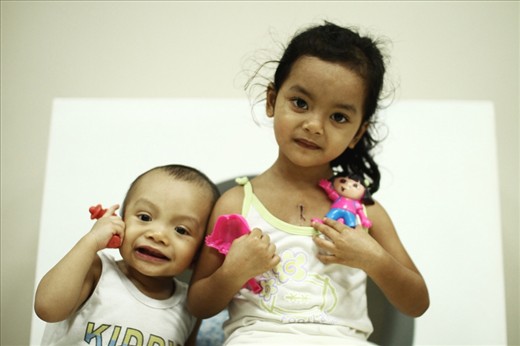 Justin and Kathlyn (not their real names) are both congenital heart disease patients and usual playmates. Having gone through the operation already, Kathlyn treats Justin as a little brother, telling him not to be afraid of the doctors. Indeed, the place is such a home–and the people in it family–that anyone, even doctors, would forget that they're in a hospital.