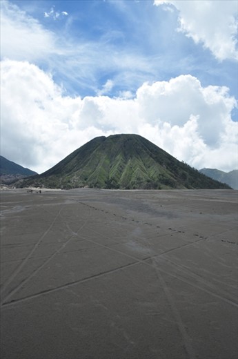 the line between the sky, the mount, and the sand