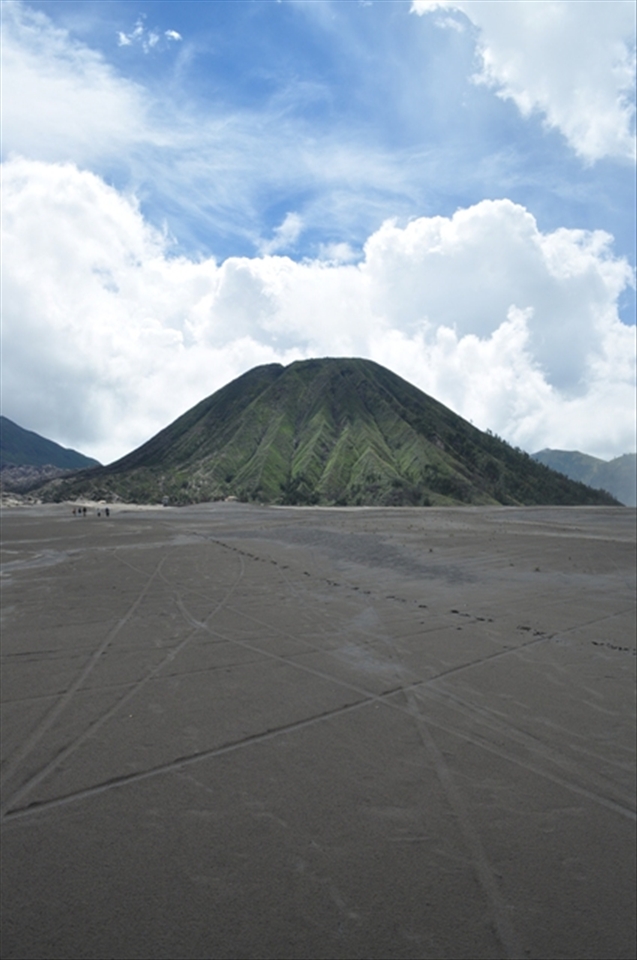 the line between the sky, the mount, and the sand