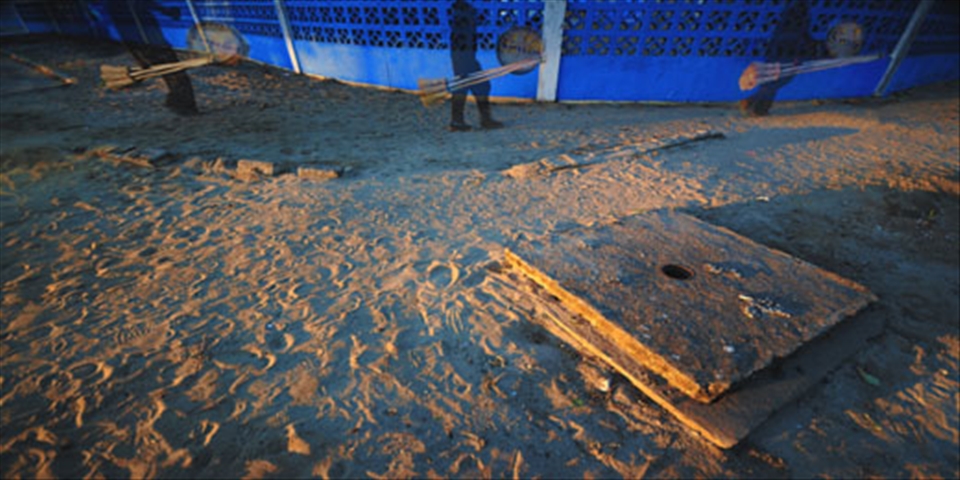 Berira Mozambico 2012 - Man carring brooms