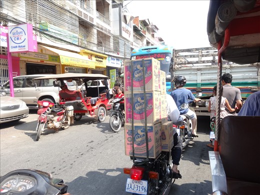 Traffic blockage with bus trying to get down and already crowded street.