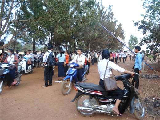 End of school day - a mass of motos depart
