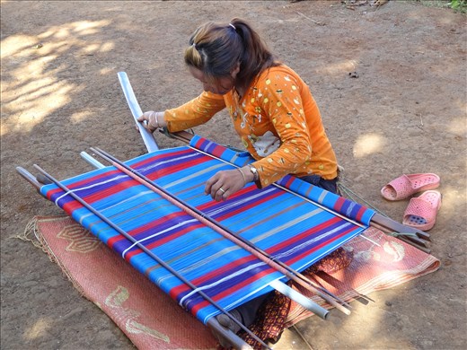 More weaving at Dat Dam village