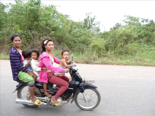 Family passing on the road to Tatai waterfall