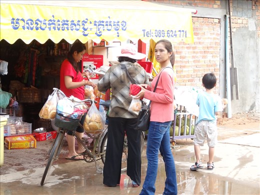 Home made food sellers early in the morning