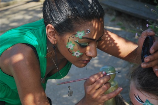 She is not just a body painter. She is a Londoner and is following her dream: to become a famous singer.