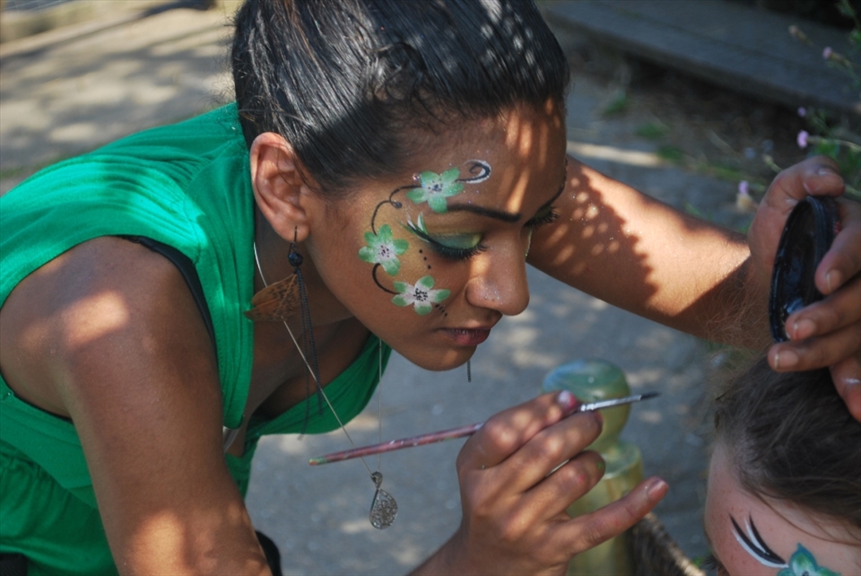 She is not just a body painter. She is a Londoner and is following her dream: to become a famous singer.
